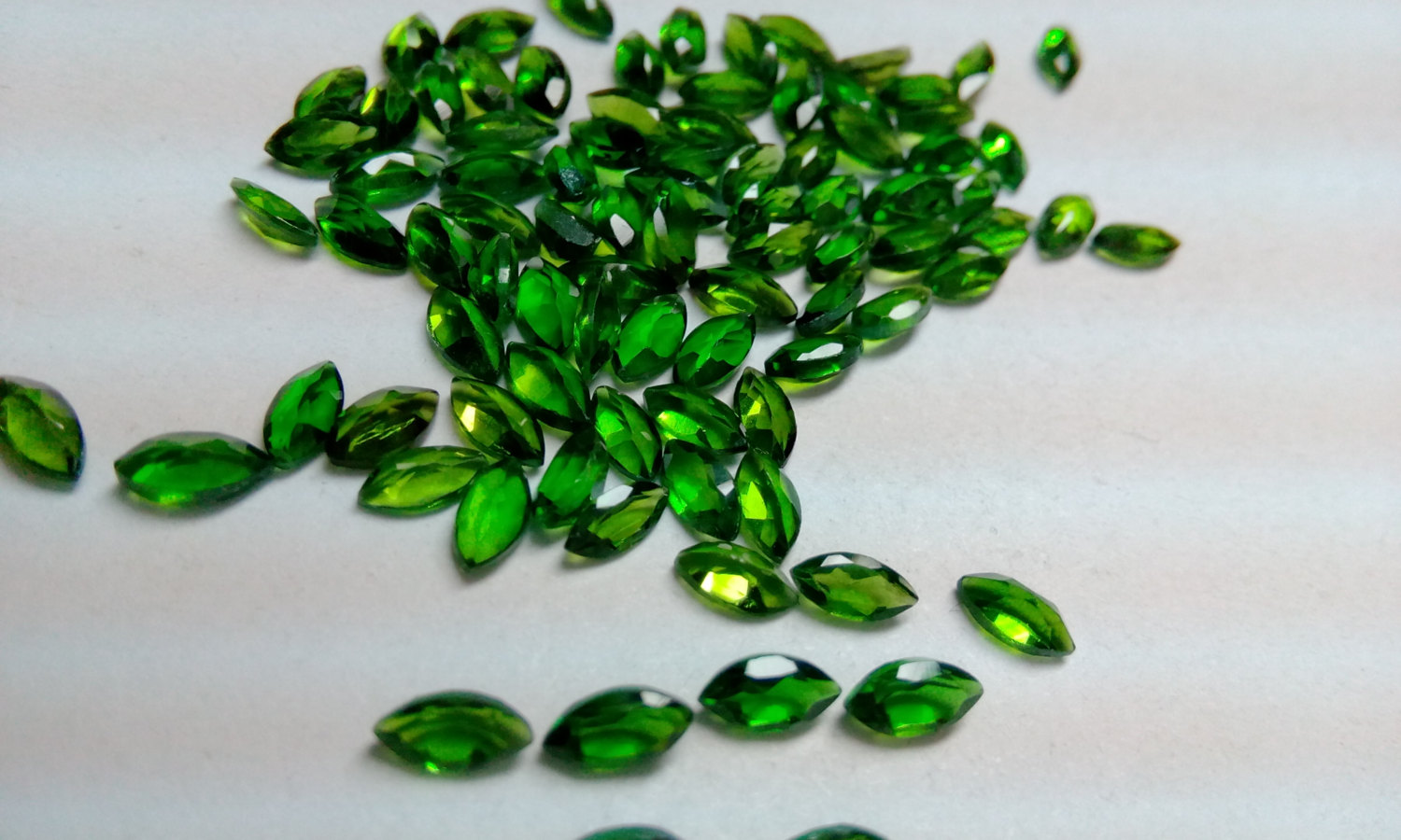 CHROME DIOPSIDE 6 x 4 MM OVAL CUT OUTSTANDING GREEN COLOR ALL NATURAL